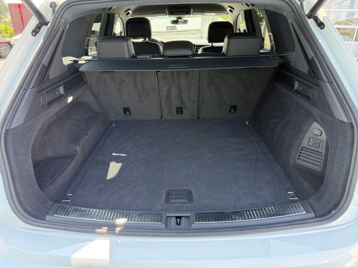 Volkswagen Touareg R-LINE Black Style - Samsaru's Car Outlet