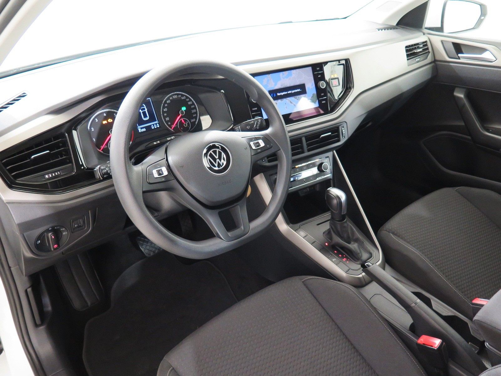 Volkswagen Polo VI Comfortline - Samsaru's Car Outlet