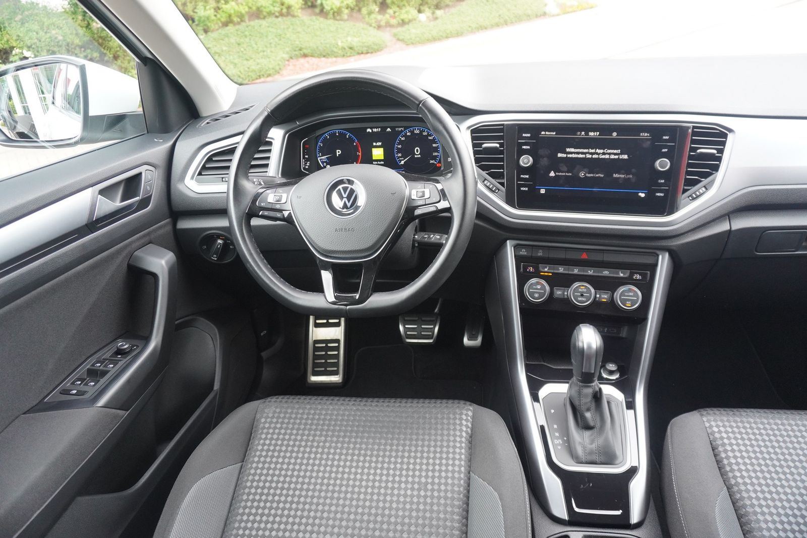 Volkswagen T-Roc 1.5 TSI Active - Samsaru's Car Outlet