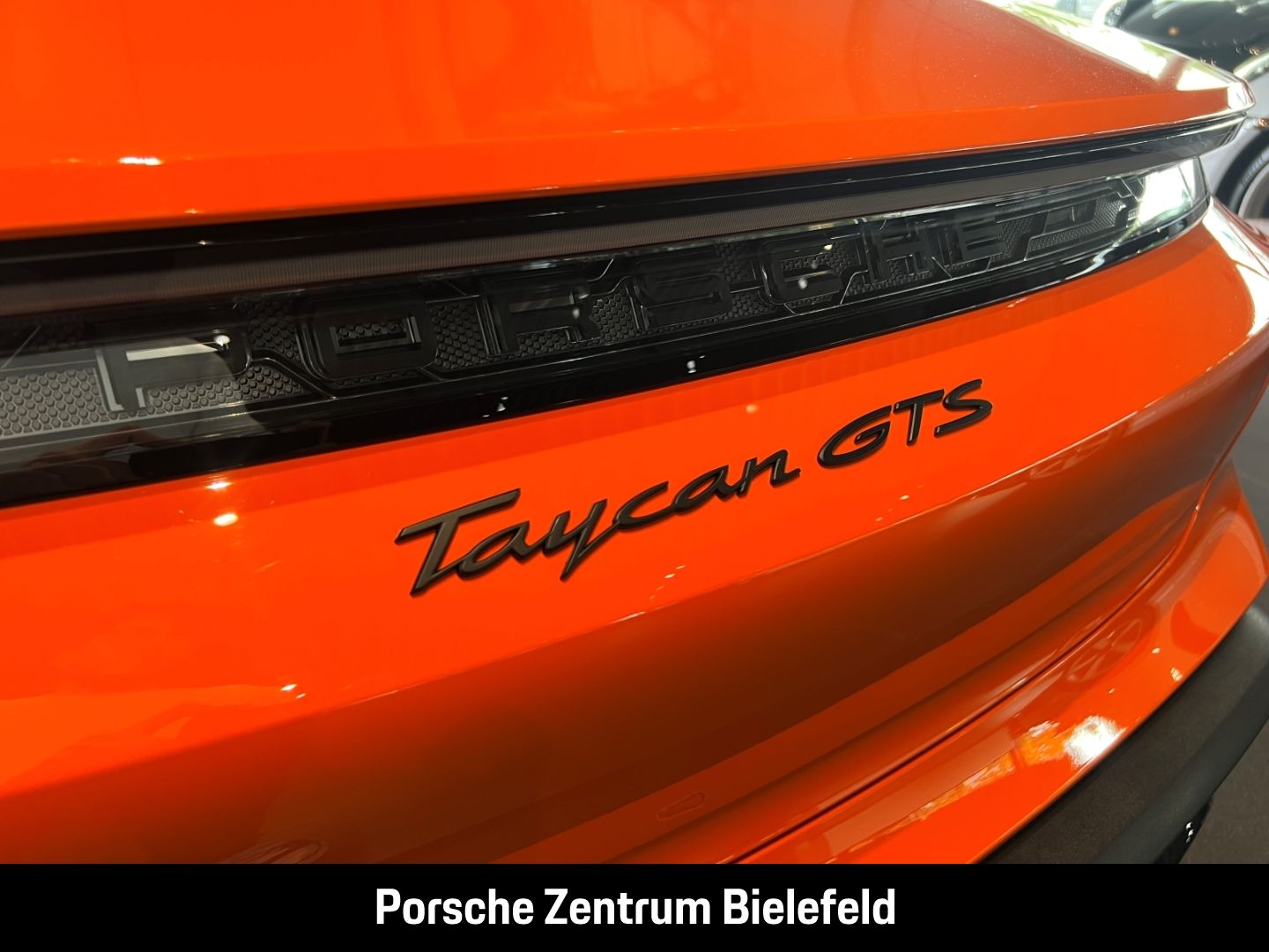 Porsche Taycan GTS Pastellorange Soft-Close SurroundView