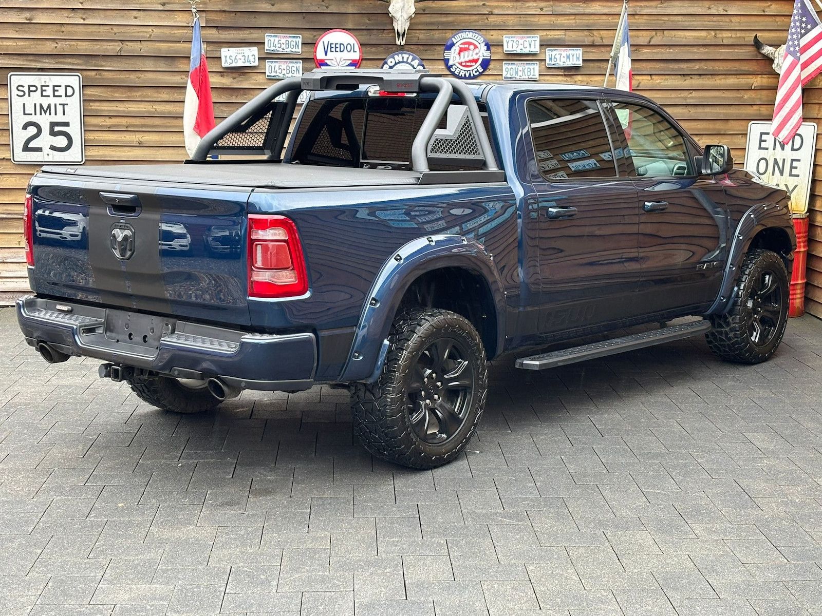 Dodge RAM 1500 Laramie 5,7L 4x4 AHK 12´´ LPG Bügel