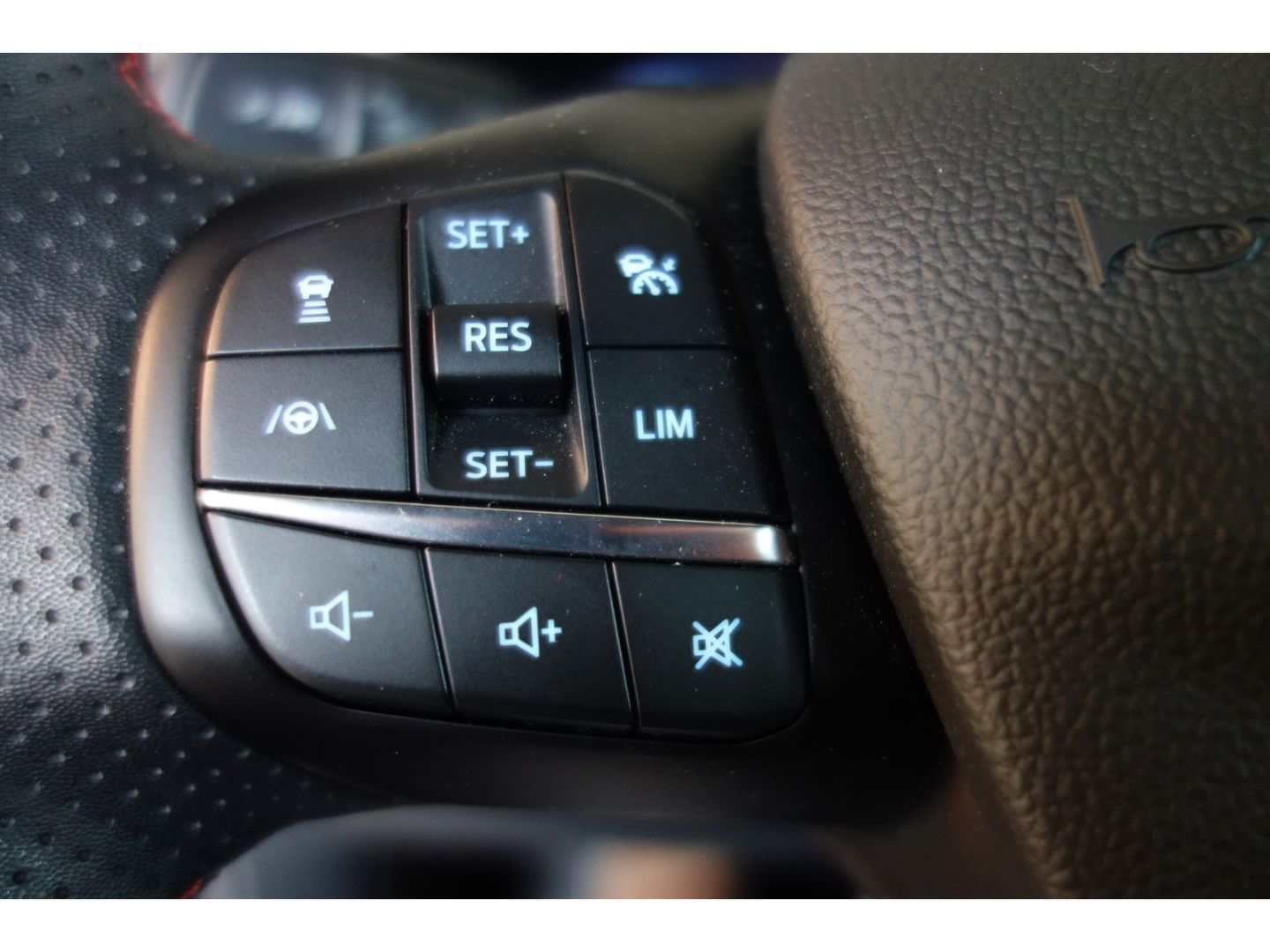 Ford Focus Turnier ST-Line X MHEV AHK PANO ACC SHZ BO