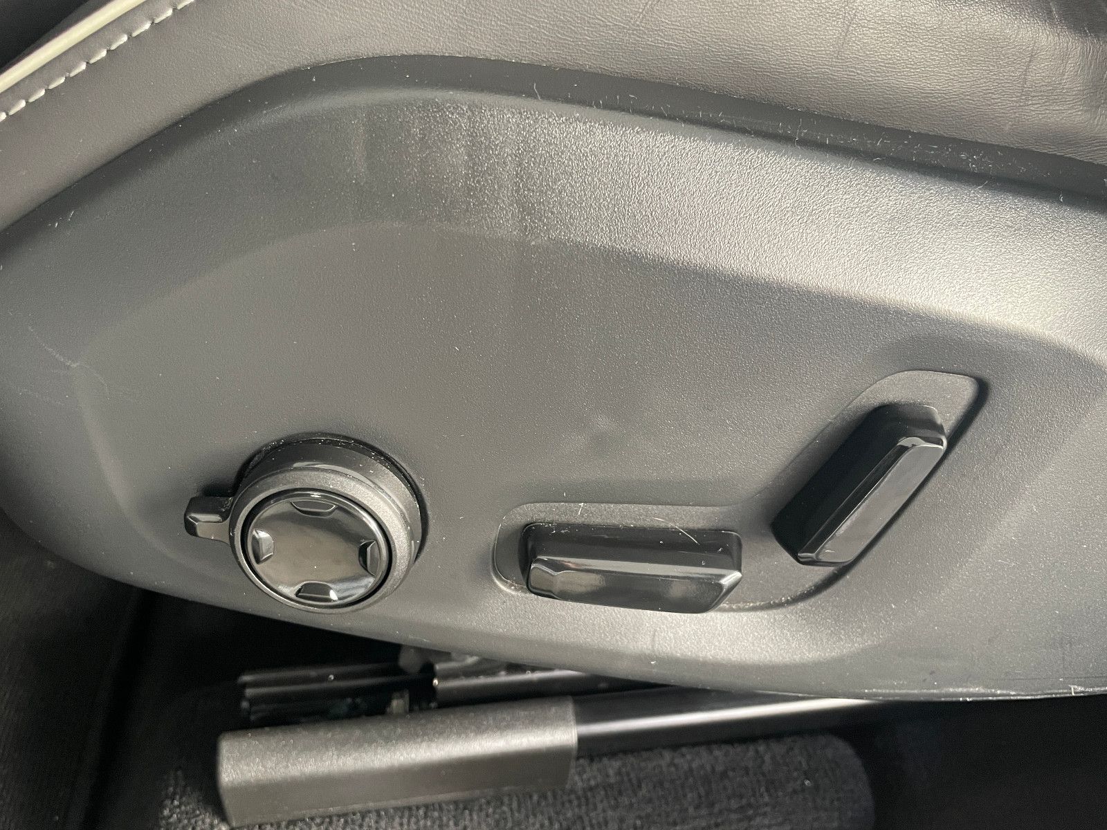 Volvo XC60 Plus Dark AWD*Navi*LED*Leder AHK*