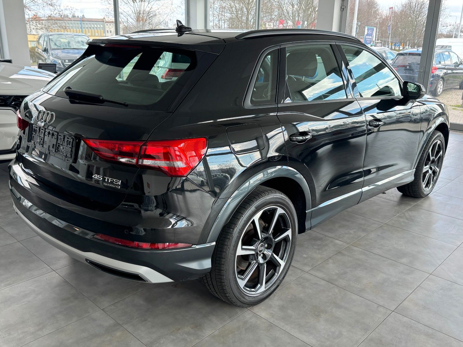 Audi Q3 45TFSI qu S tronic - Samsaru's Car Outlet