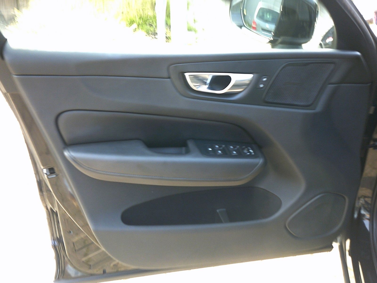 Volvo XC60 Momentum Pro 2WD - Samsaru's Car Outlet