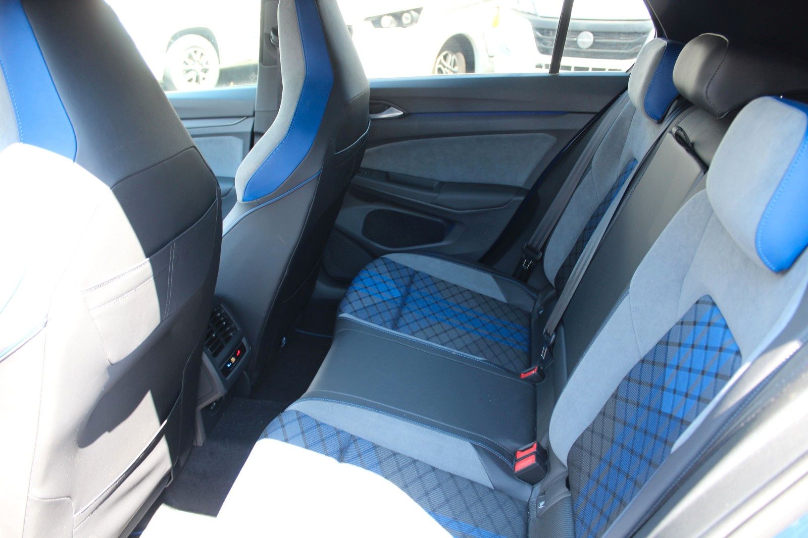 Volkswagen Golf VIII Lim. R 4Motion - Samsaru's Car Outlet
