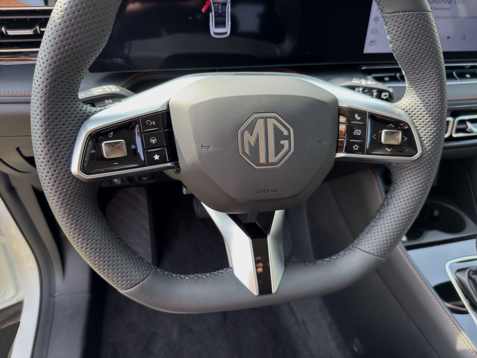 MG HS PHEV 1.5 Luxury Allwetter Reifen *Finanzierun