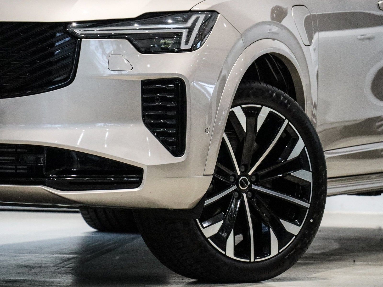 Volvo XC90 T8 AWD Recharge Reskin Plus Dark NP:95.340,
