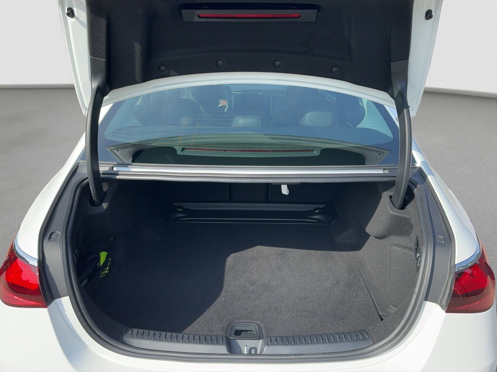 Mercedes-Benz E 220 d Avantgarde - Samsaru's Car Outlet