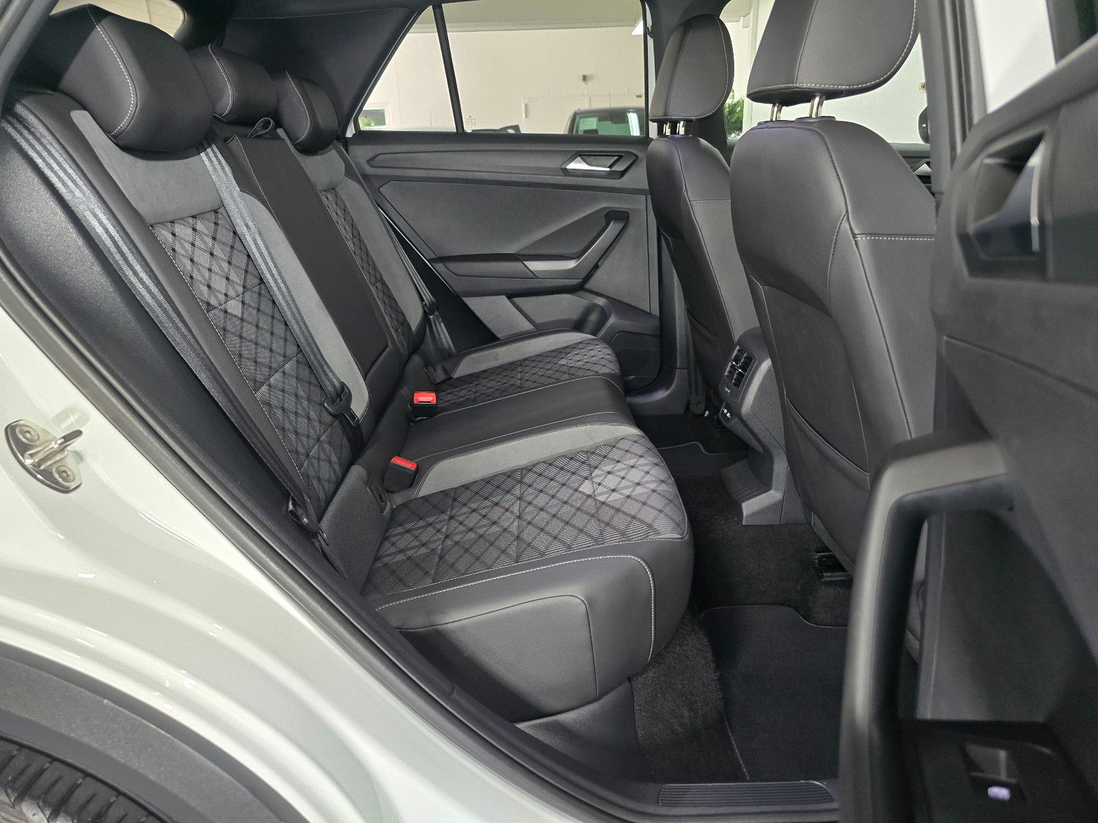 Volkswagen T-Roc R-Line Sport - Samsaru's Car Outlet