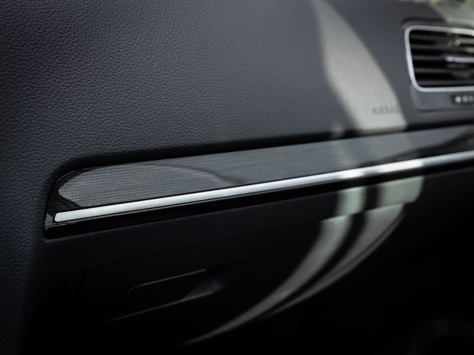 Volkswagen Golf VII 1.5TSI Highline - Samsaru's Car Outlet