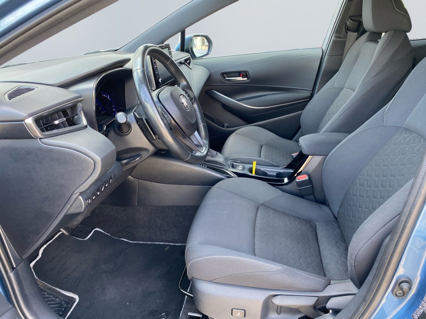 Toyota Corolla 2.0 Hybrid Club - Samsaru's Car Outlet