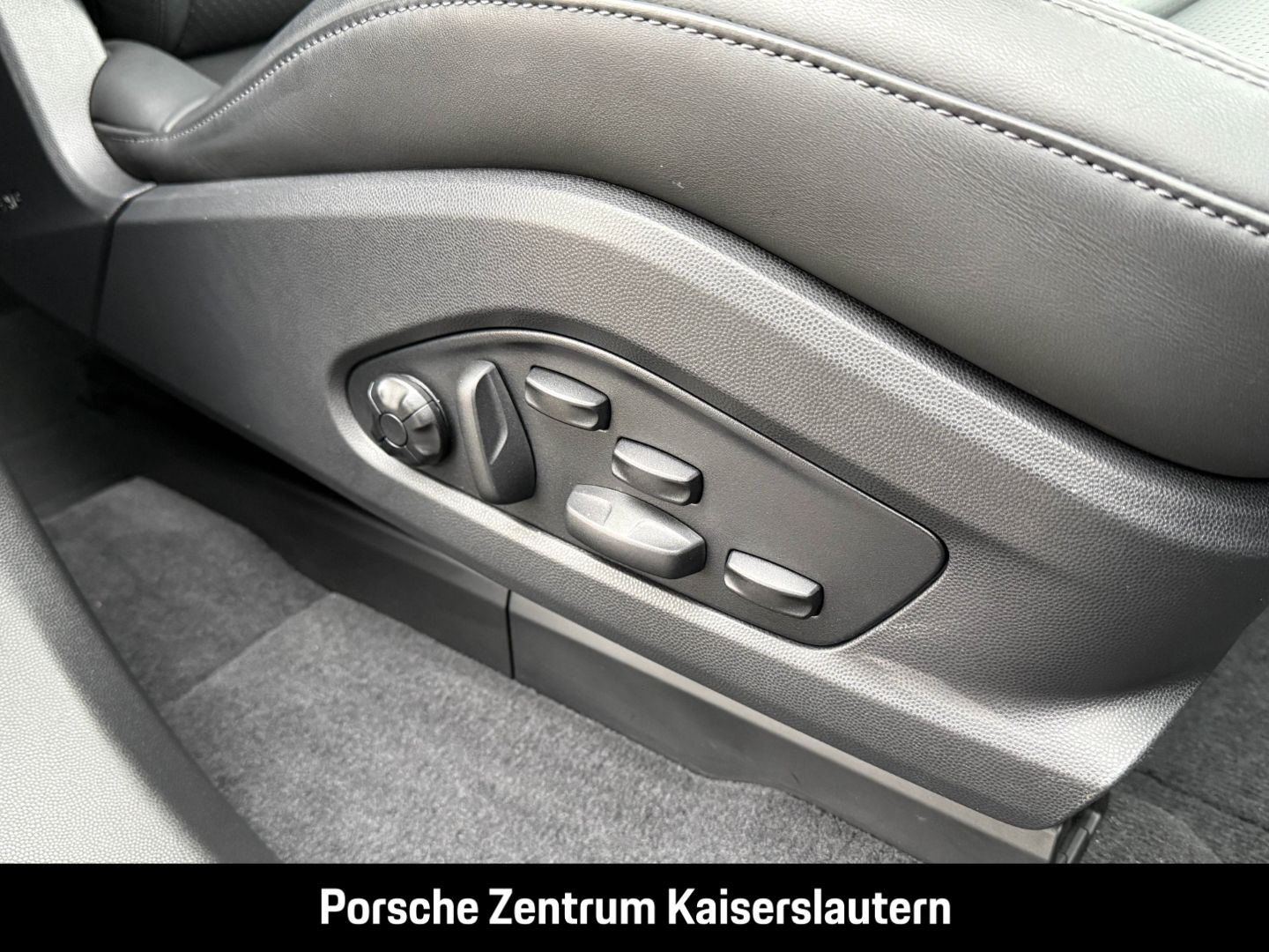 Porsche Macan Turbo 22-Zoll Rückfahrkamera LED-Matrix