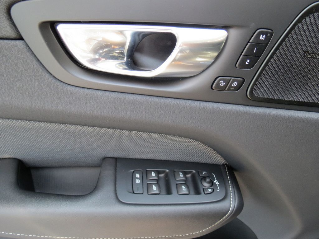 Volvo XC60 B4 2.0 Diesel AWD*Automatik*AHK*PANO*