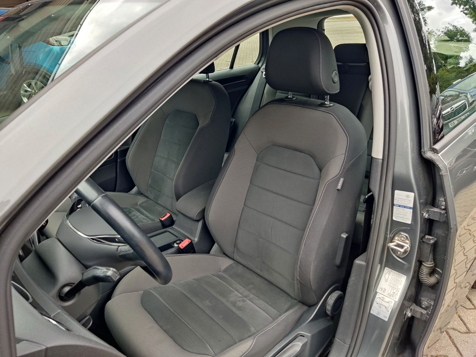 Volkswagen Golf 1.5 TSI DSG Highline - Samsaru's Car Outlet