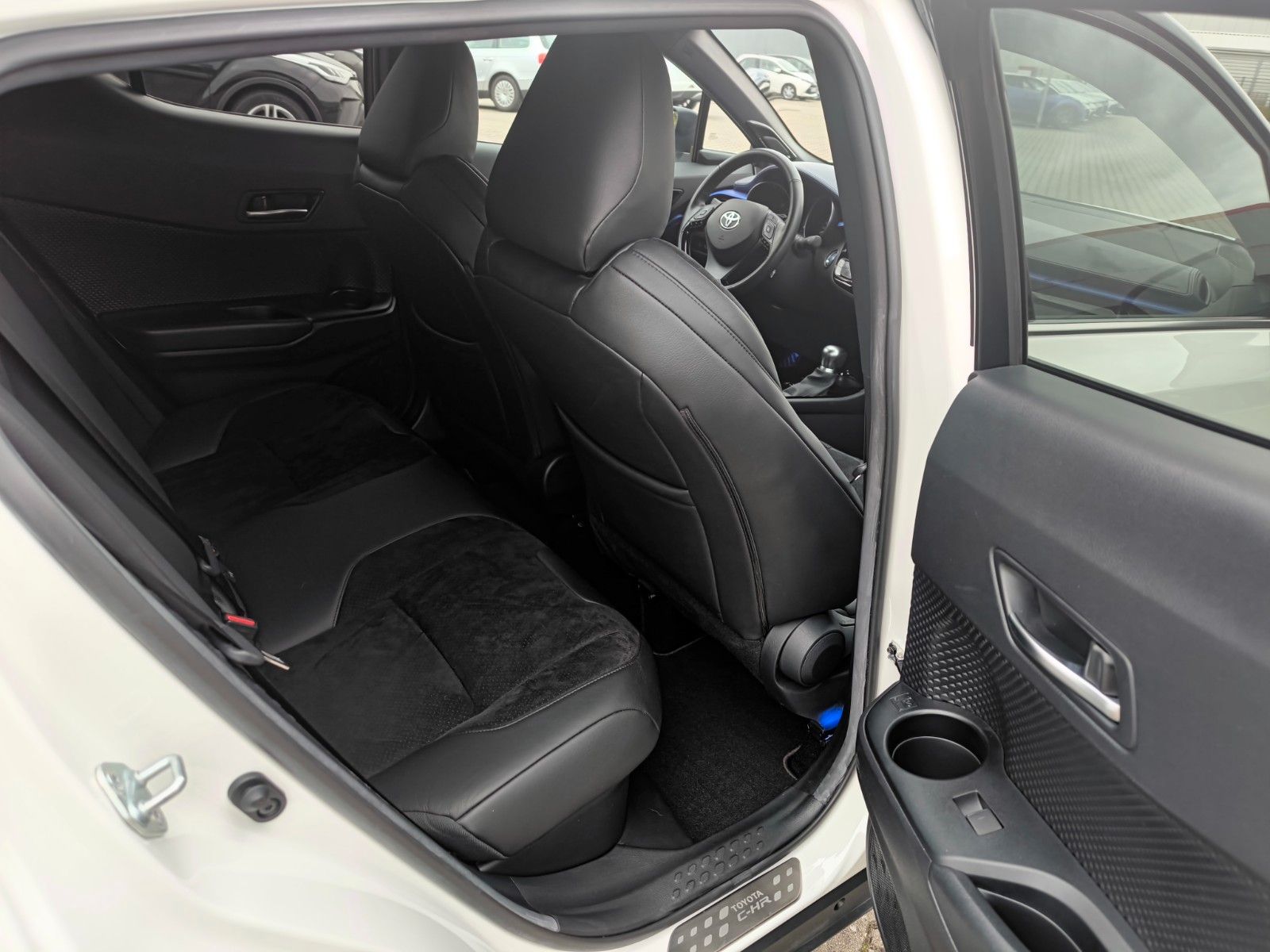 Toyota C-HR Hybrid Style - Samsaru's Car Outlet