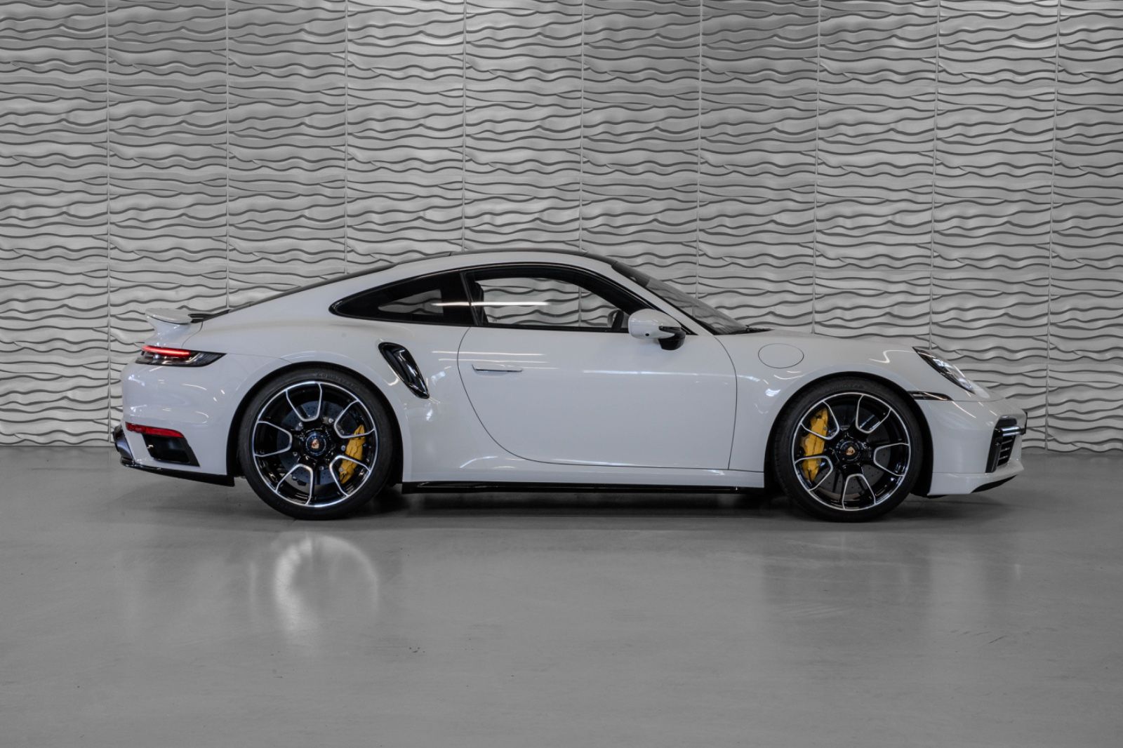 Porsche 911 Turbo S - Samsaru's Car Outlet