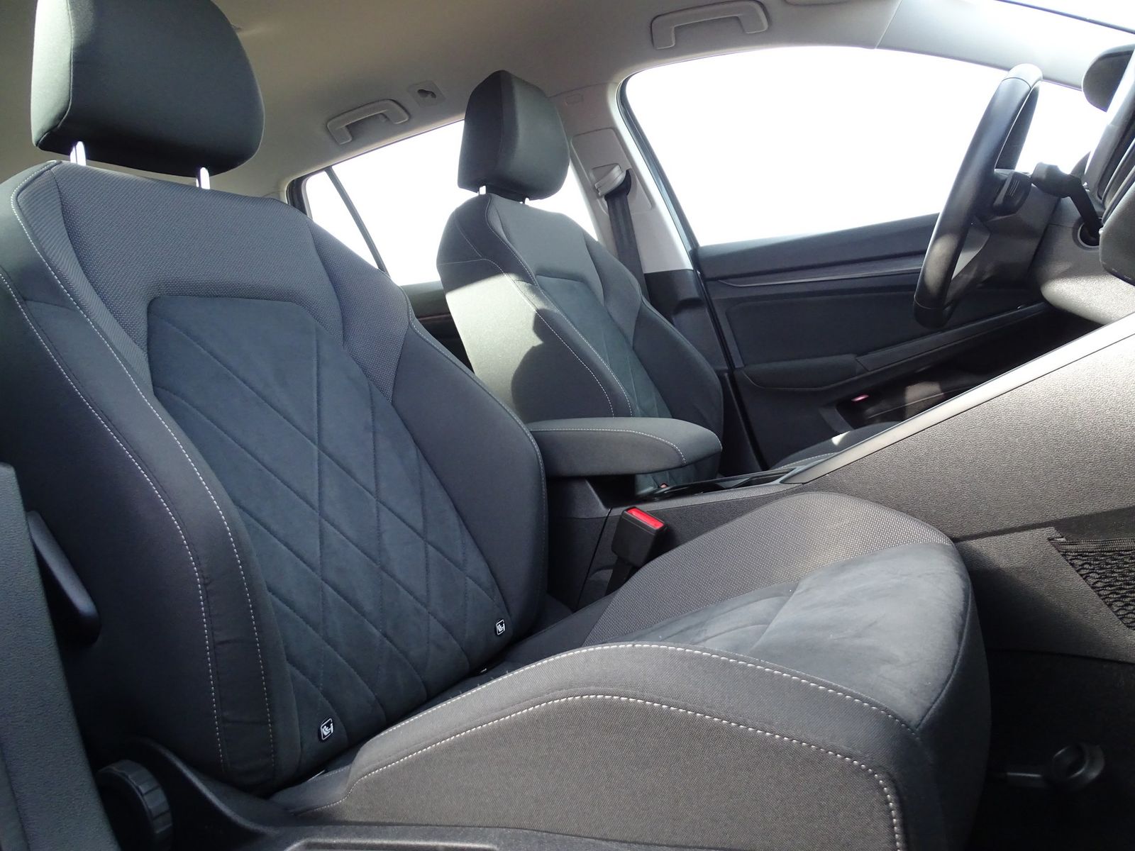 Volkswagen Golf VIII 2.0 TDI Style DSG - Samsaru's Car Outlet