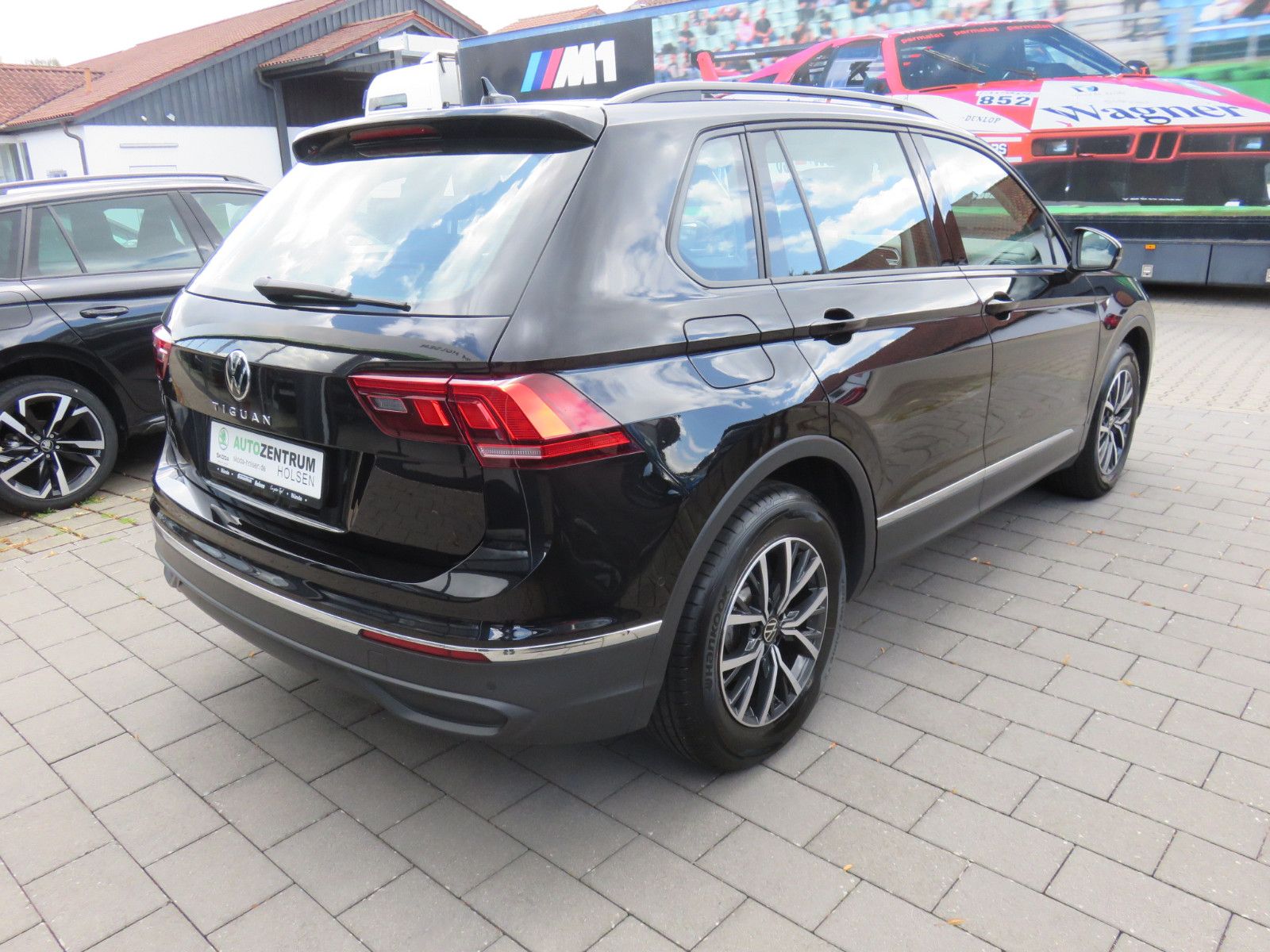 Volkswagen Tiguan 2.0 TDI DSG Life - Samsaru's Car Outlet