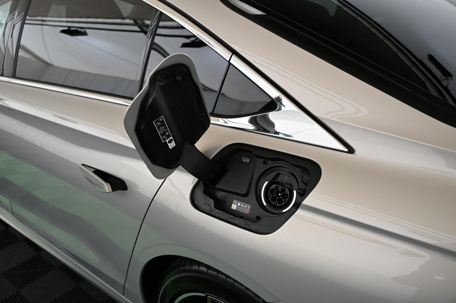 DS Automobiles DS9 1.6 E-Tense 250 OPERA UVP 74.000 EUR