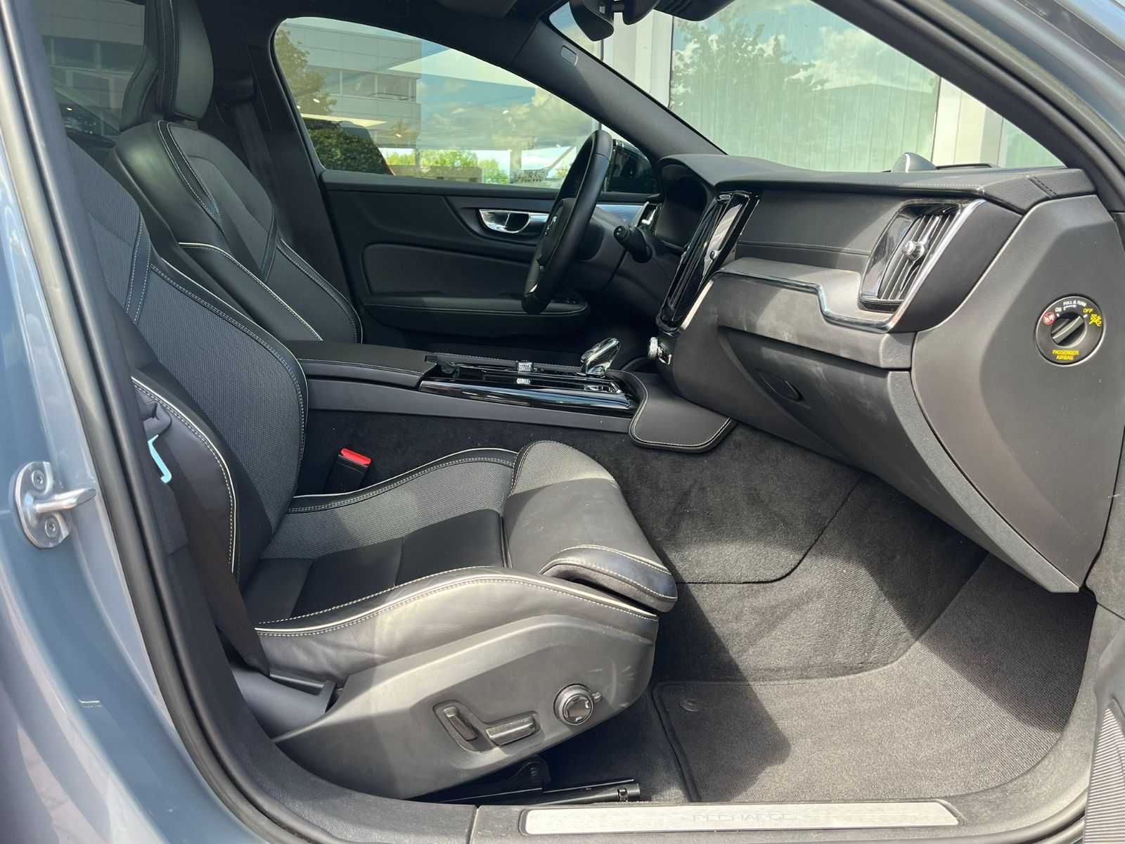 Volvo V60 T8 AWD Recharge Ultimate Dark Auto