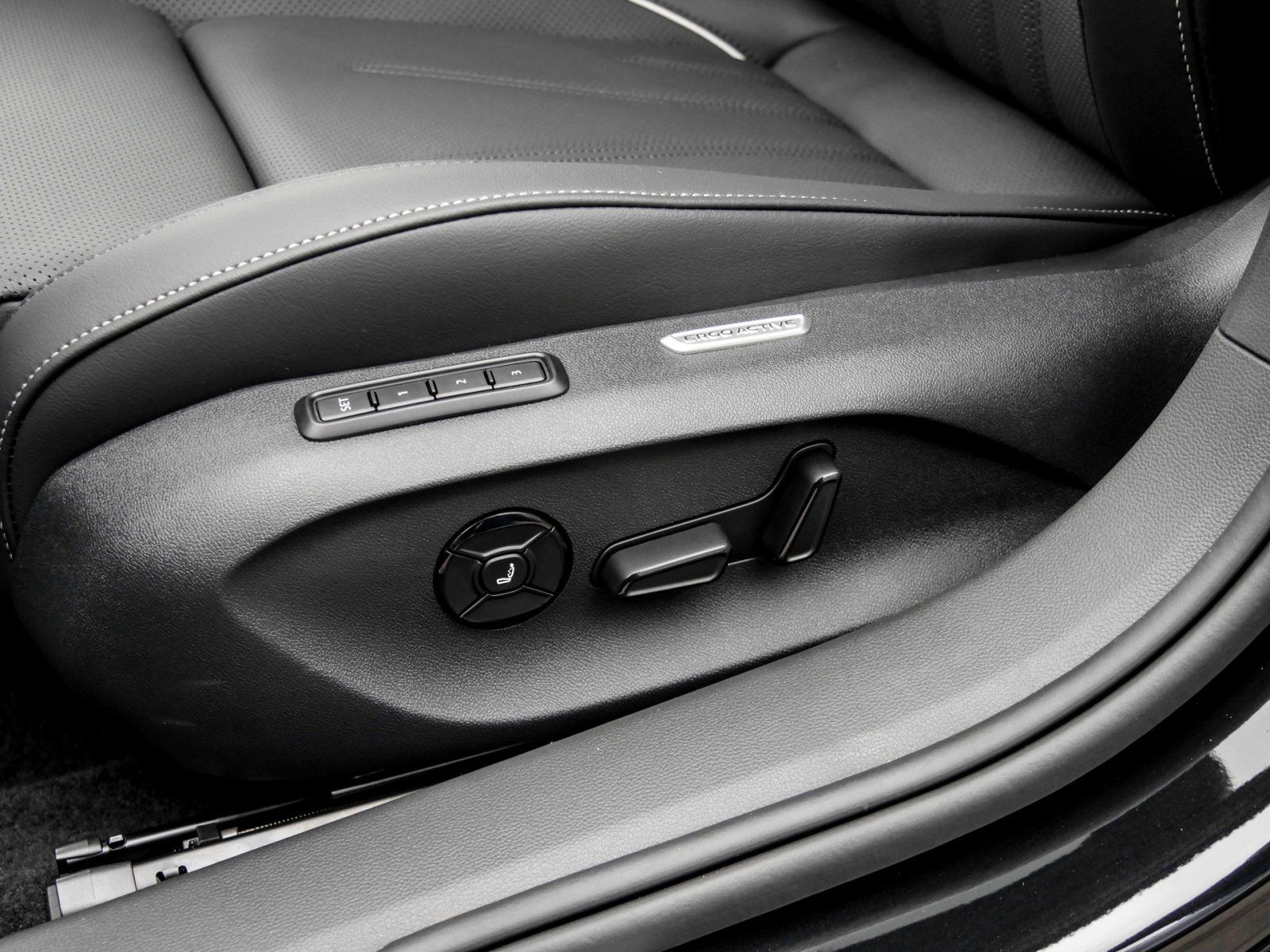 Volkswagen Passat Variant Elegance eHybrid IQ.Light AHK Nav