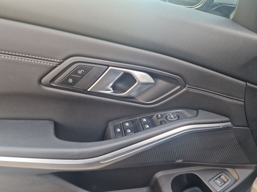BMW 318i Aut. *AHK*Car-Play*