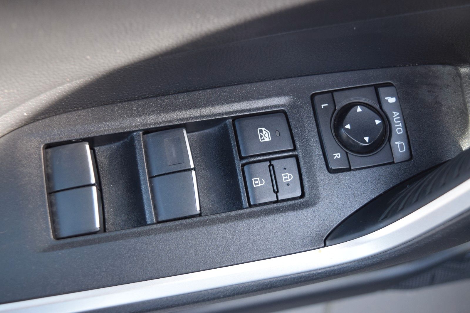 Toyota RAV 4 RAV4 Hybrid 4x2 Black Edition - Samsaru's Car Outlet