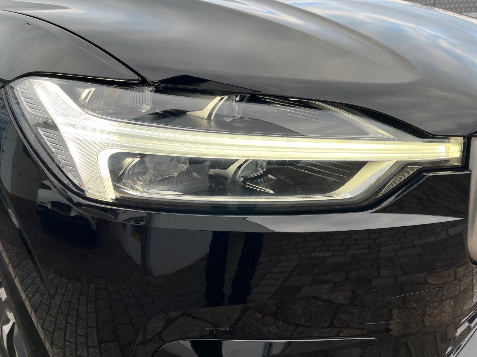 Volvo XC 60 R-Design - Samsaru's Car Outlet