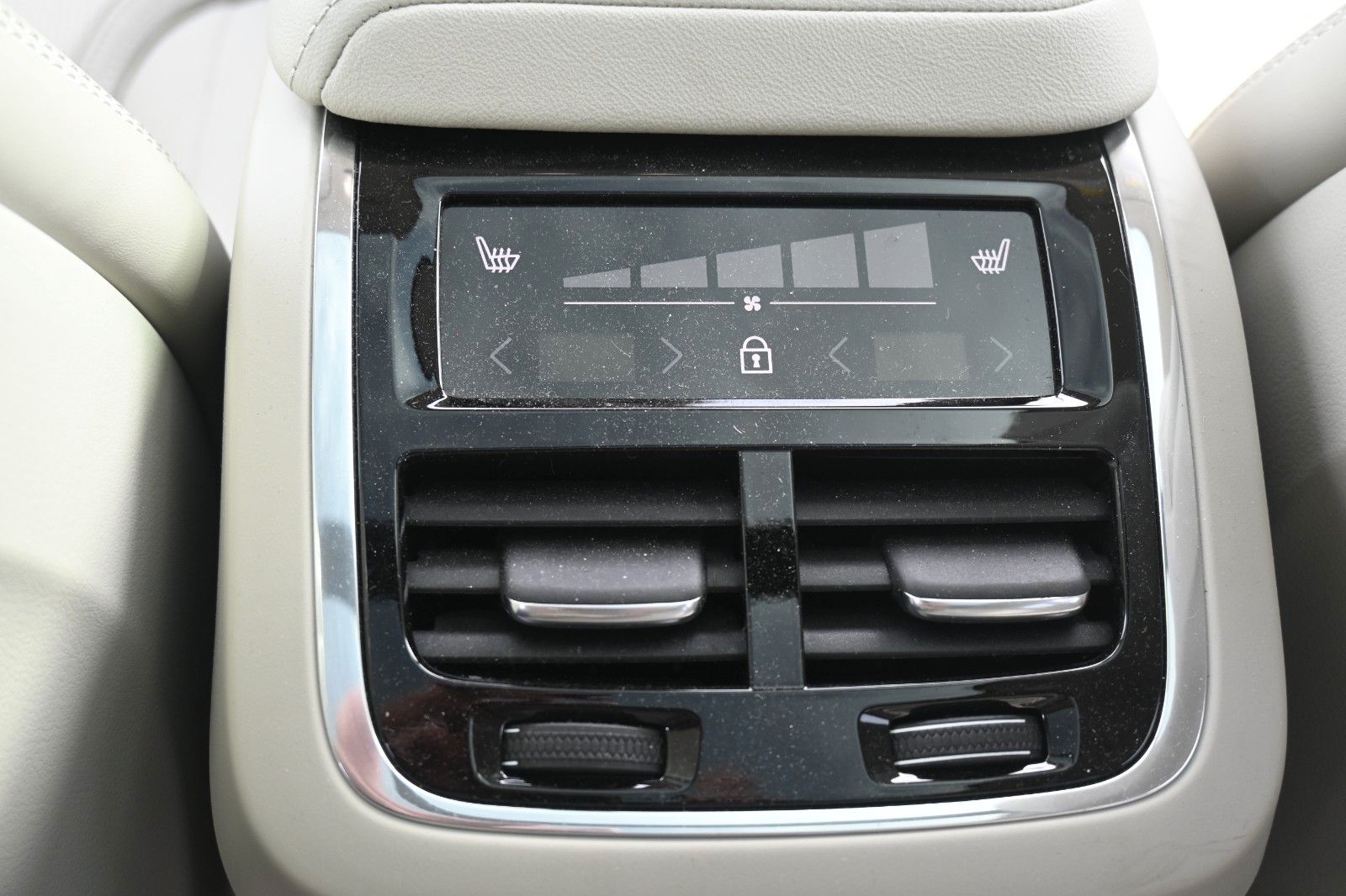 Volvo XC60 B4 D Ultimate Dark AWD - Samsaru's Car Outlet