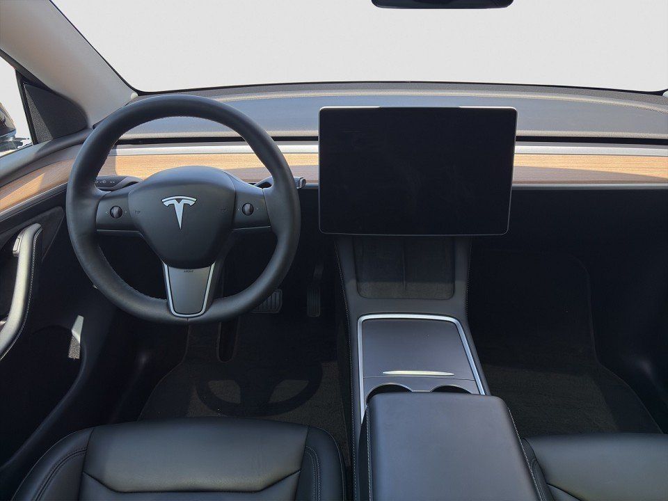 Tesla Model Y LONG RANGE+AHK+AWD+SPURWECHSEL+PANO