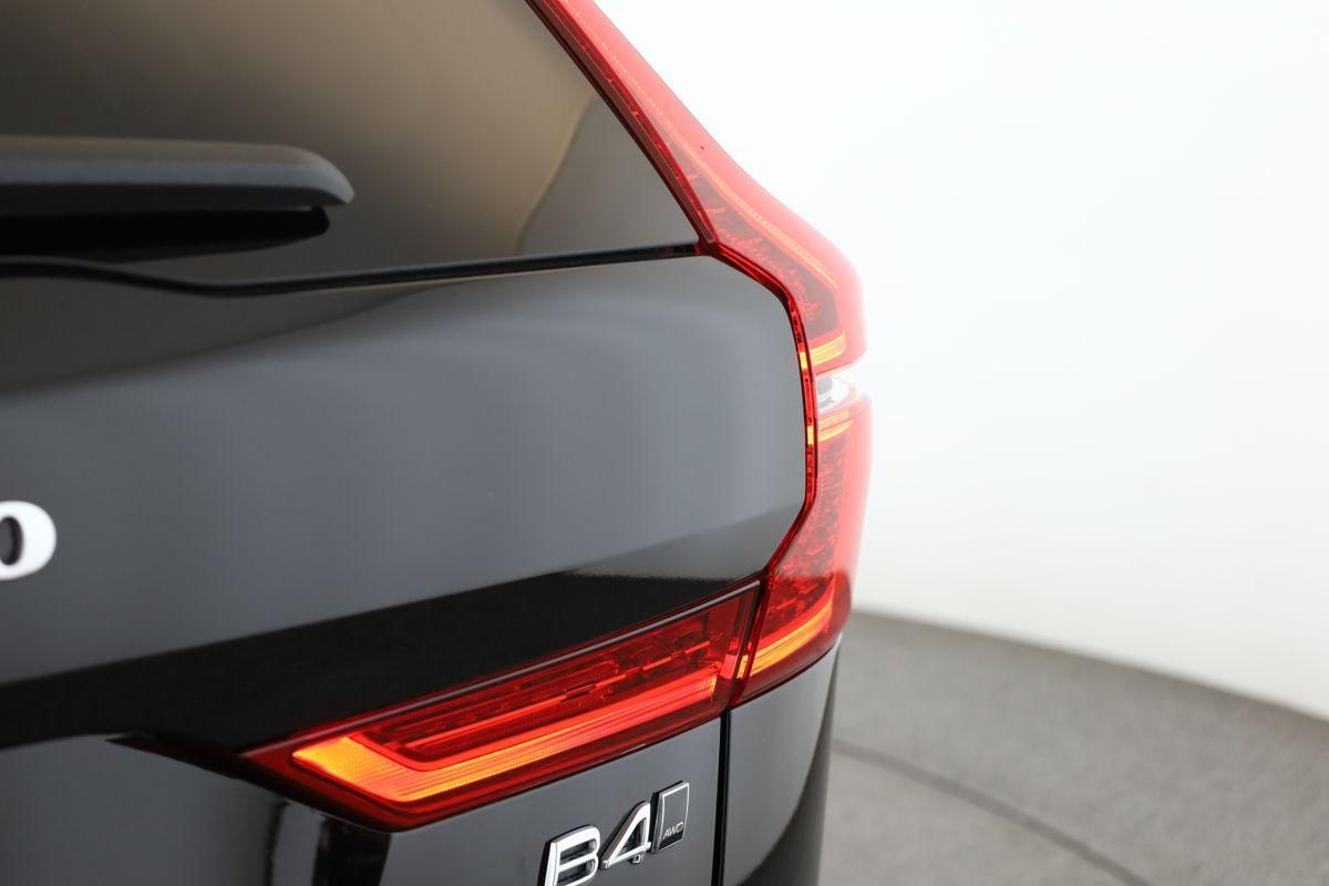Volvo XC60 B4 AWD Plus Dark LED Pano ACC Kam 21" AHK