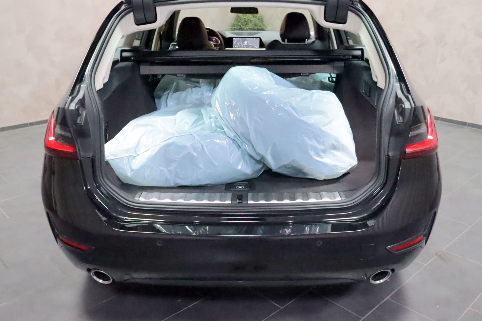 BMW 320 Sport Line Touring - Samsaru's Car Outlet