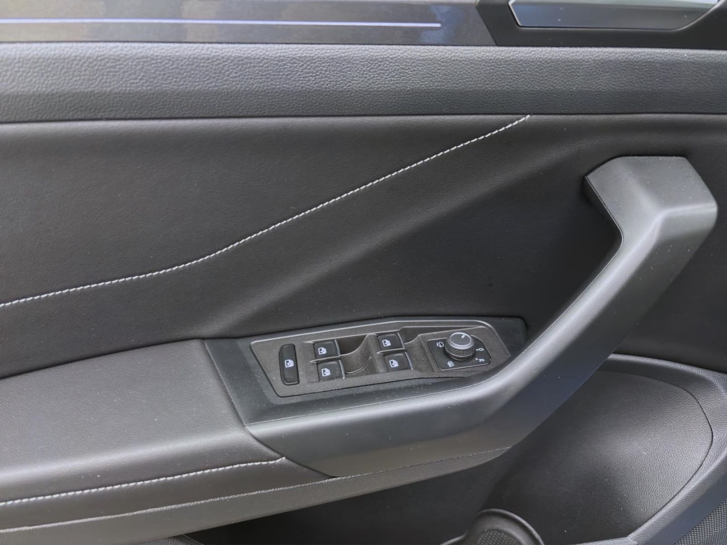 Volkswagen T-Roc 1.0 TSI STYLE - Samsaru's Car Outlet