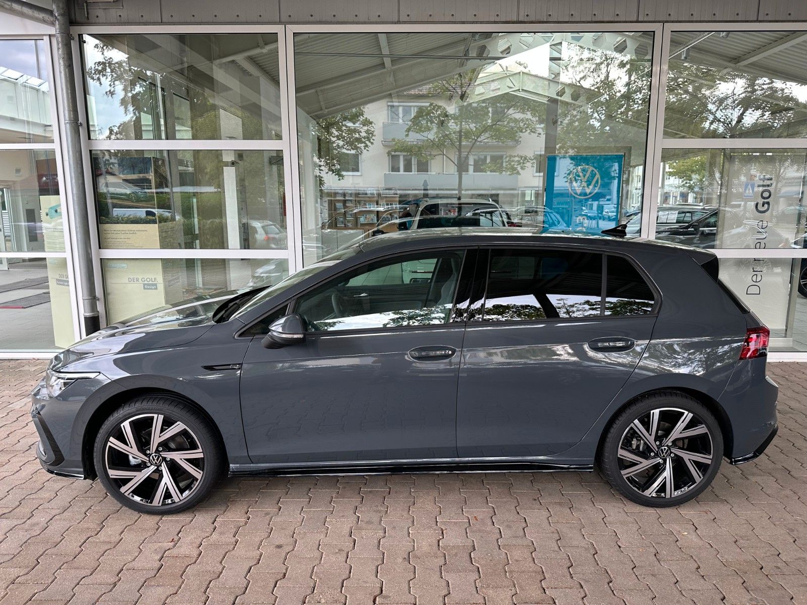 Volkswagen Golf VIII 1.5 eTSI OPF DSG R-Line - Samsaru's Car Outlet