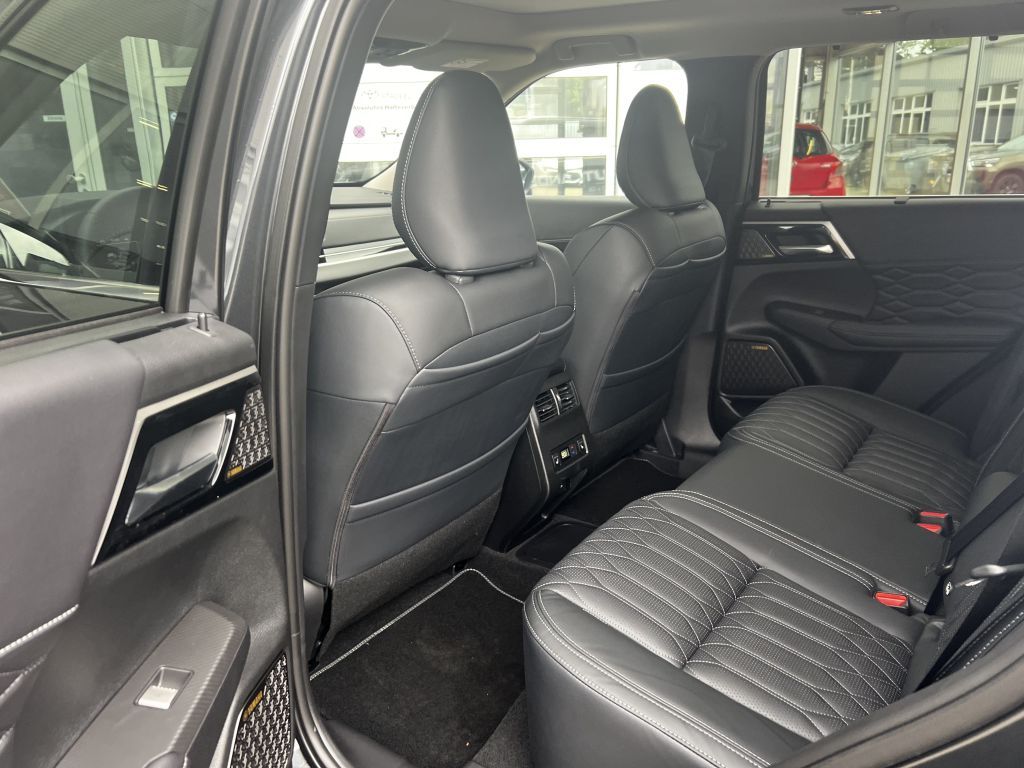 Mitsubishi Outlander 2.4 4WD Plug-In Hybrid Top