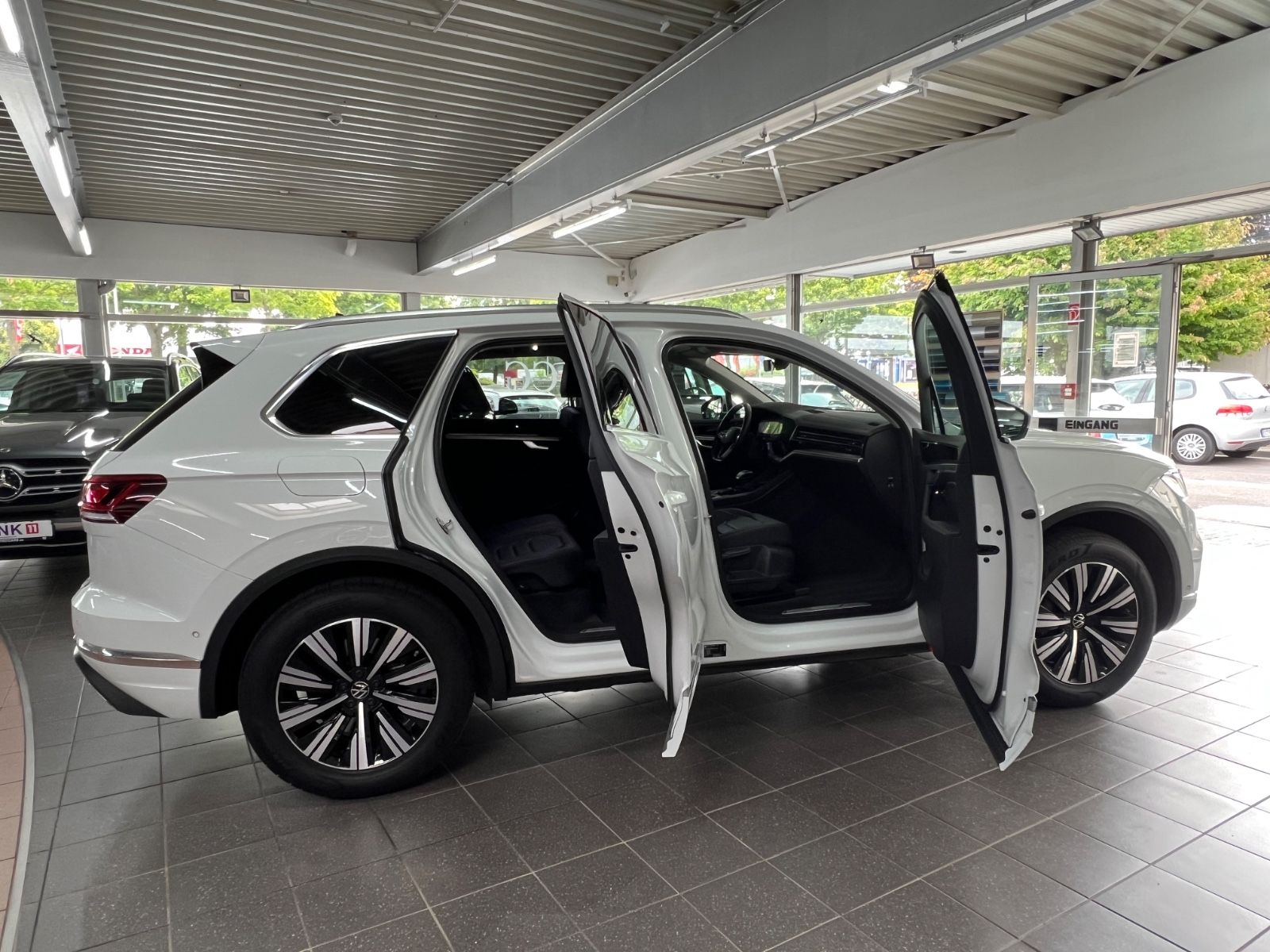 Volkswagen Touareg 3.0 TSI Elegance 4Motion eHybrid - Samsaru's Car Outlet