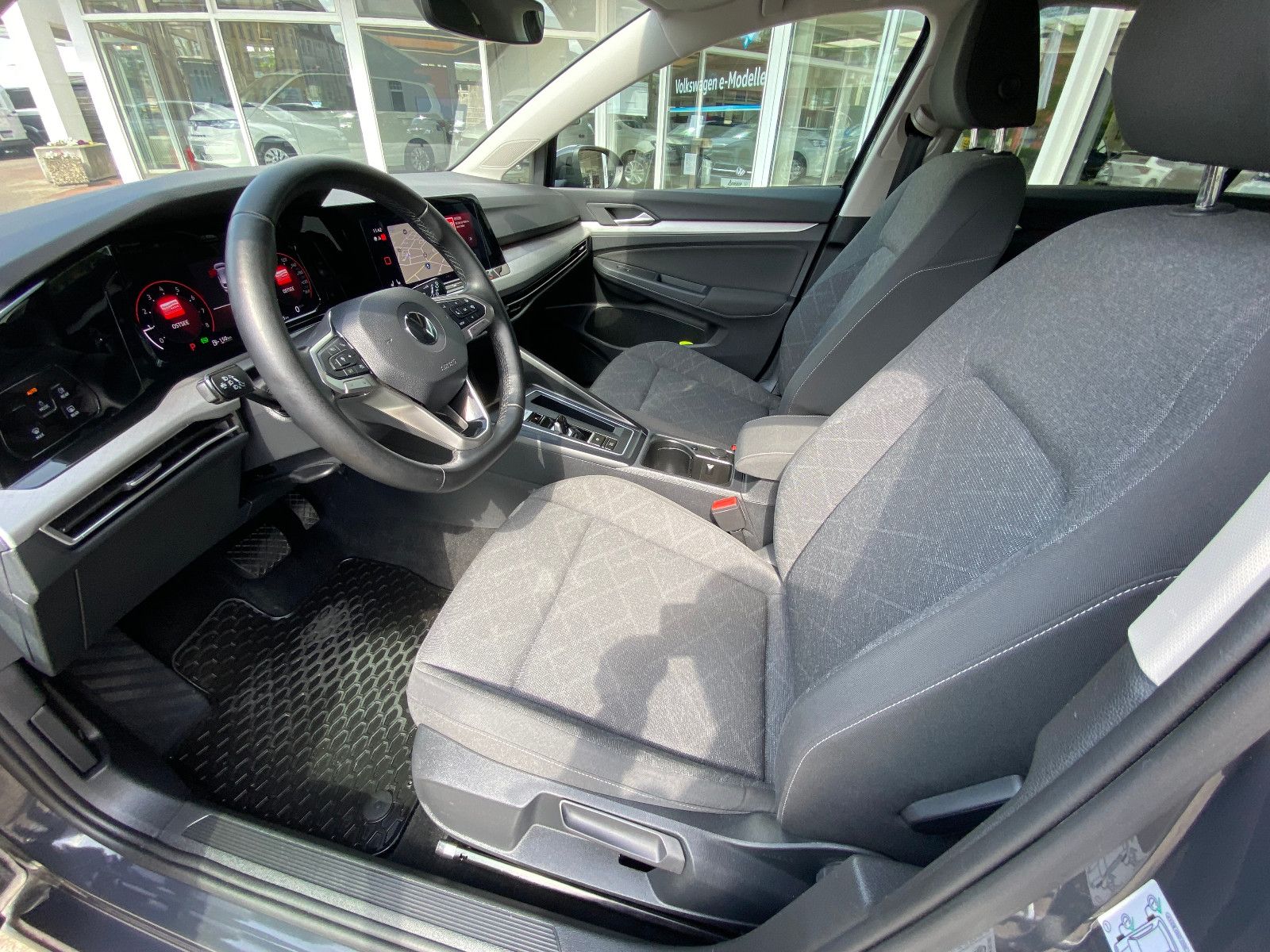 Volkswagen Golf VIII 1.5 eTSI DSG Life - Samsaru's Car Outlet