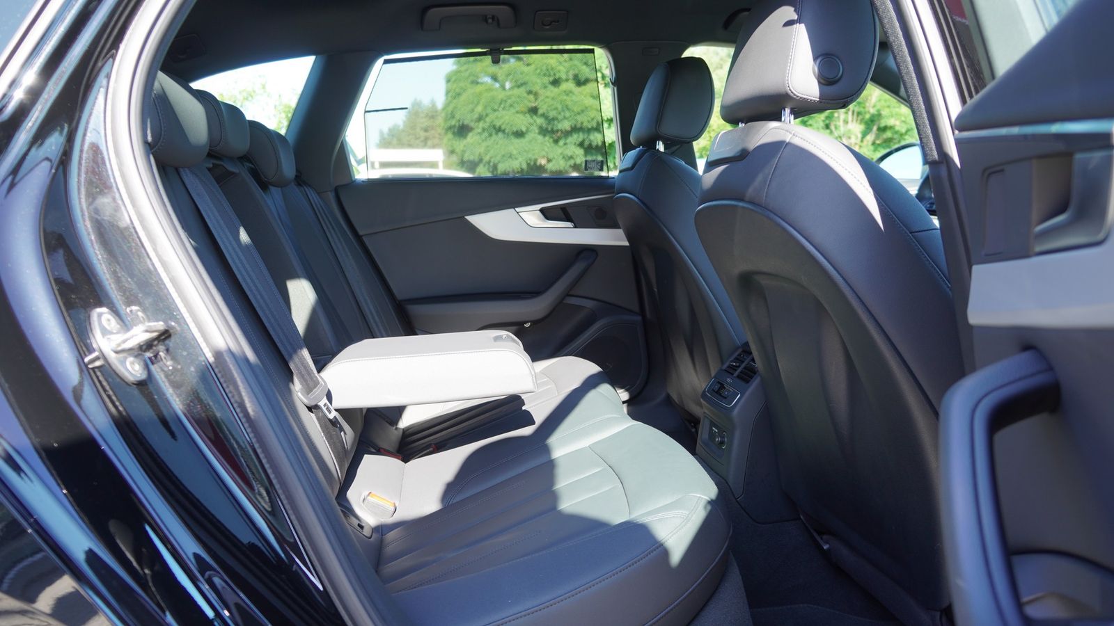 Audi A4 35 2.0 TFSI Avant advanced - Samsaru's Car Outlet