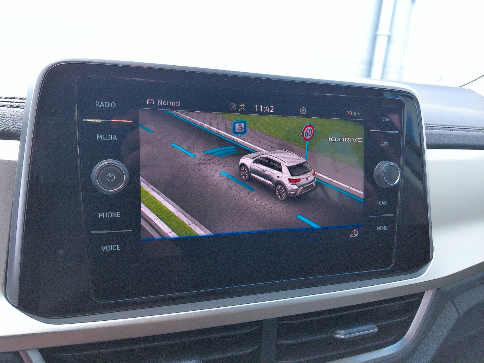 Volkswagen T-Roc 1.5 TSI DSG Move - Samsaru's Car Outlet