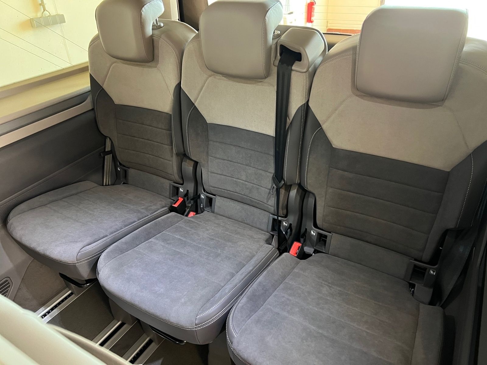 Volkswagen T7 Multivan 2.0 TDI Edition - Samsaru's Car Outlet