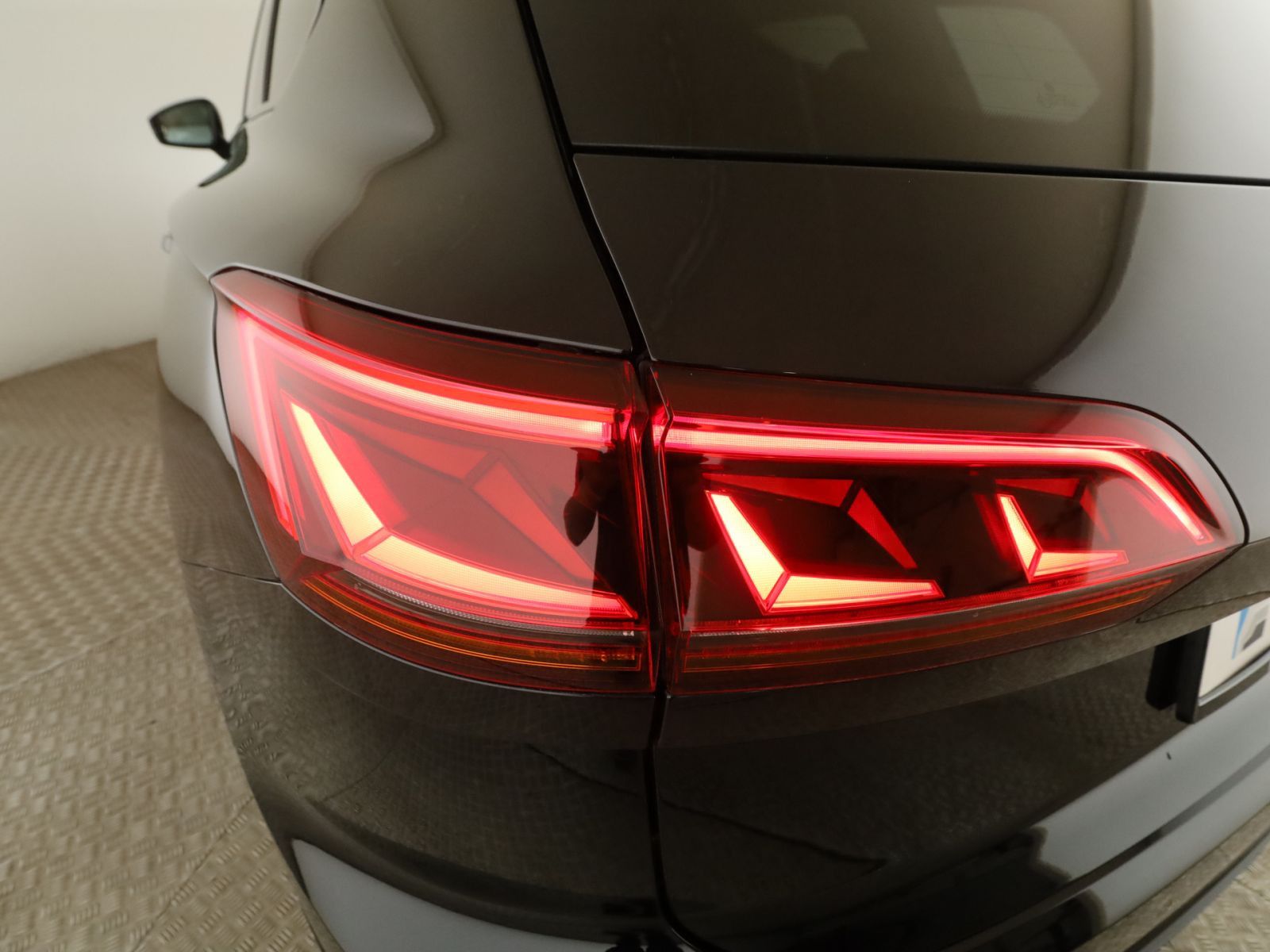Volkswagen Touareg 3.0 TDI R-Line 4M - Samsaru's Car Outlet