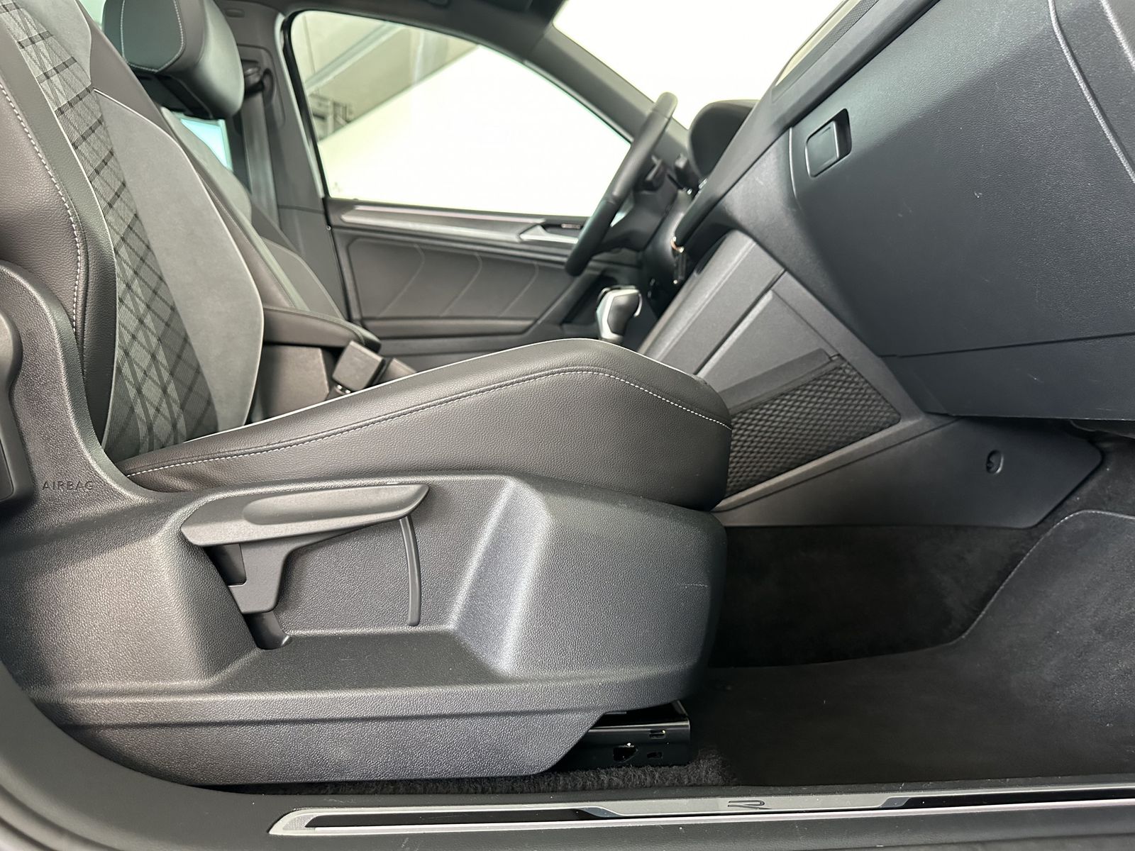 Volkswagen Tiguan R-Line 4M - Samsaru's Car Outlet