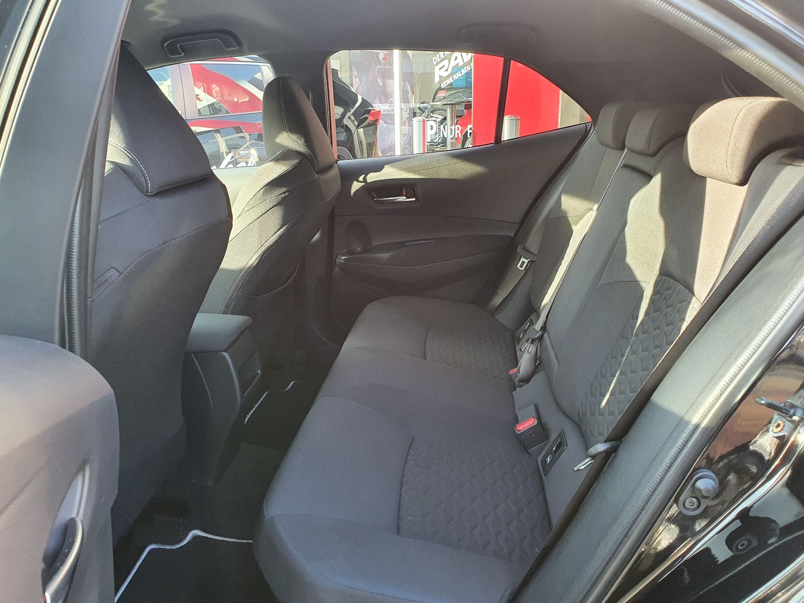 Toyota Corolla 1.8 Hybrid - Samsaru's Car Outlet
