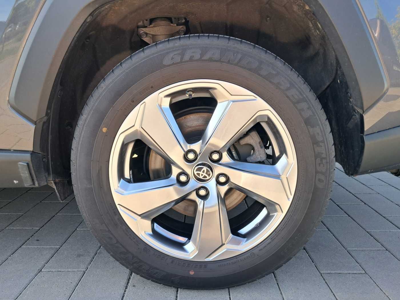 Toyota RAV4 Hybrid 4x4 - Samsaru's Car Outlet