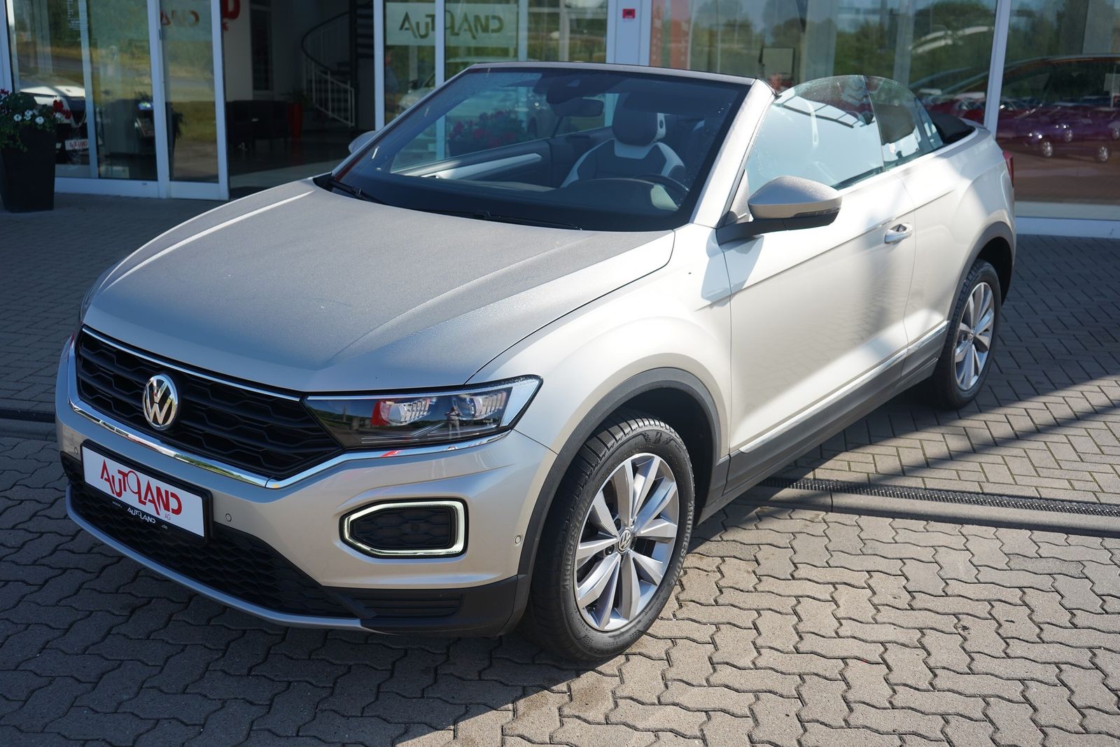 Volkswagen T-Roc 1.5 TSI Style - Samsaru's Car Outlet