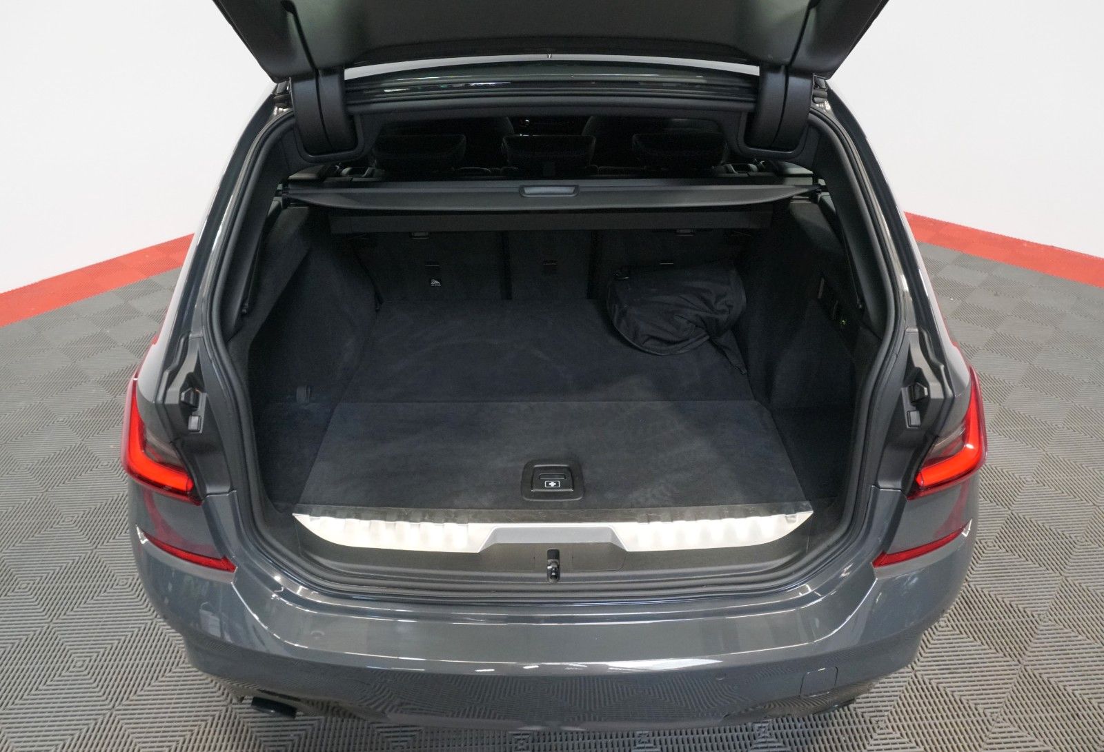 BMW 330 e xDrive M Sport - Samsaru's Car Outlet