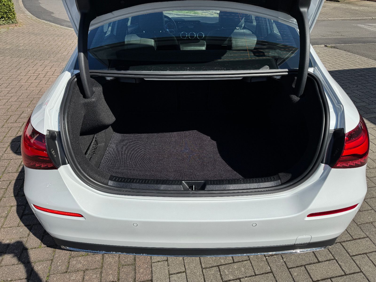 Mercedes-Benz A 180 AMG-Line - Samsaru's Car Outlet