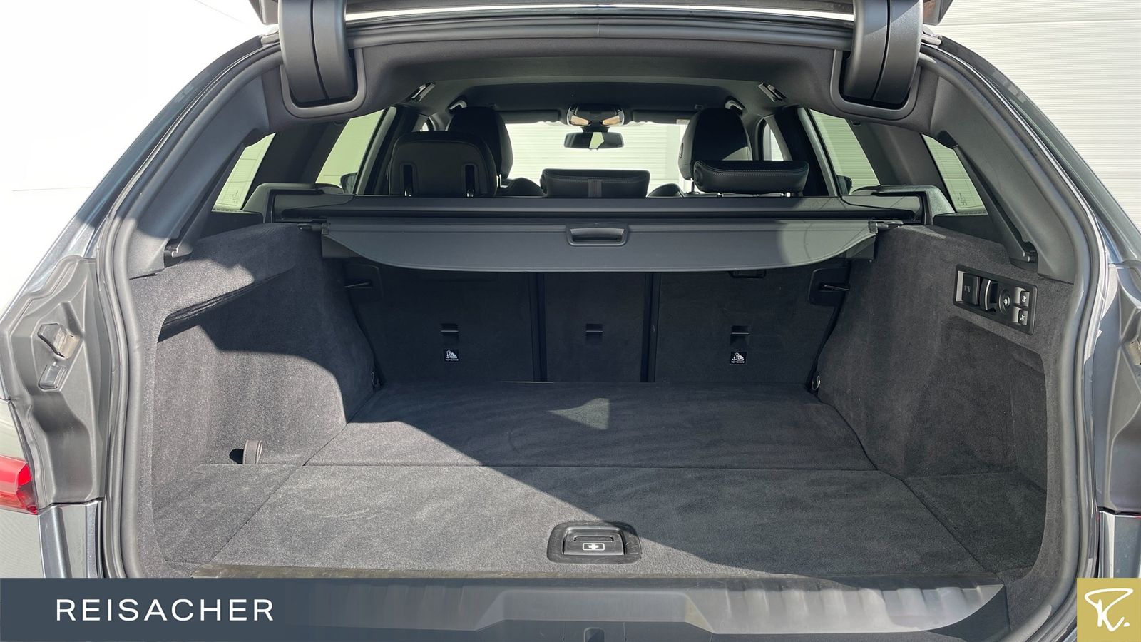 BMW 330e A xDrive M Sport - Samsaru's Car Outlet