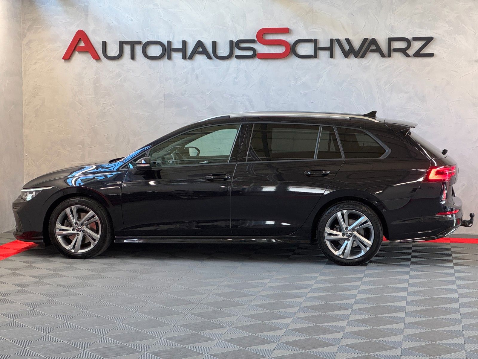 Volkswagen Golf VIII Variant R-Line - Samsaru's Car Outlet